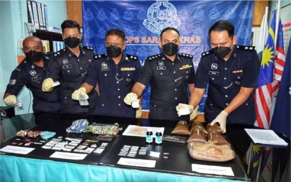 Mazlan (tengah) menunjukkan hasil rampasan pada sidang akhbar di IPD Jerantut, pada Rabu.