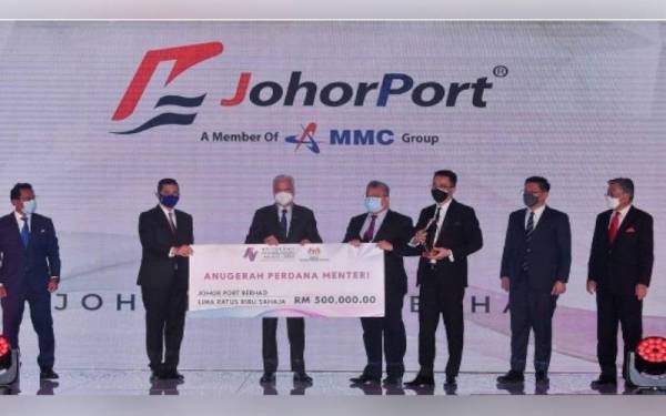 Ismail Sabri (tiga dari kiri) menyampaikan Anugerah Perdana Menteri kepada Johor Port Berhad pada Majlis Anugerah Kecemerlangan Industri 2020 hari ini. - Foto Bernama