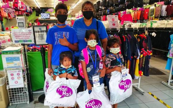 Rajatirath selesai memilih pakaian buat empat anaknya di Hari-Hari Chow Kit pada Selasa.