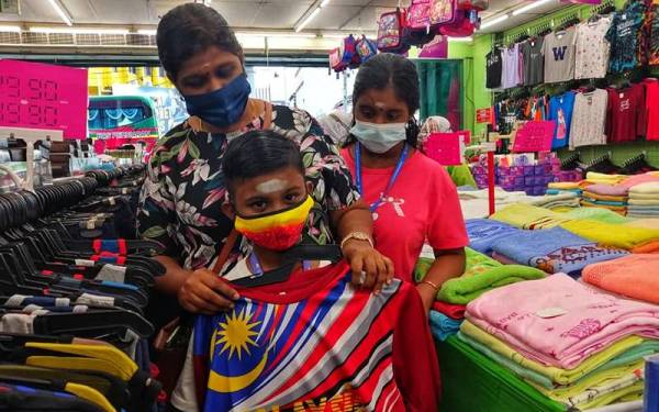 Kayatira menemani dua anaknya memilih dua pasang pakaian untuk sambutan Deepavali.