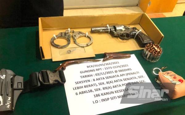 Pistol jenis revolver.38 dan peluru hidup yang dirampas oleh polis dalam serbuan pada Selasa. - FOTO SINAR HARIAN