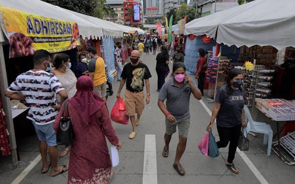 Menjelang sambutan Deepavali esok, masyarakat India sibuk berbelanja di Bazar Deepavali, Jalan Little India hari ini.