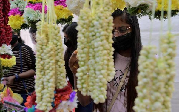 Masyarakat India membeli kalungan bunga malai menjelang sambutan Deepavali esok tinjauan Bernama di Bazar Deepavali, Little India hari ini.
