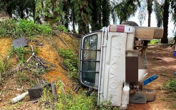 Pacuan empat roda, Toyota Hilux yang terbabas dalam kemalangan di KM 59 Jalan Kuantan-Segamat pada Rabu. FOTO: Ihsan bomba