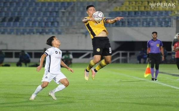 Antara aksi menarik pertemuan TFC menentang Perak di Gong Badak. Foto: Perak FC