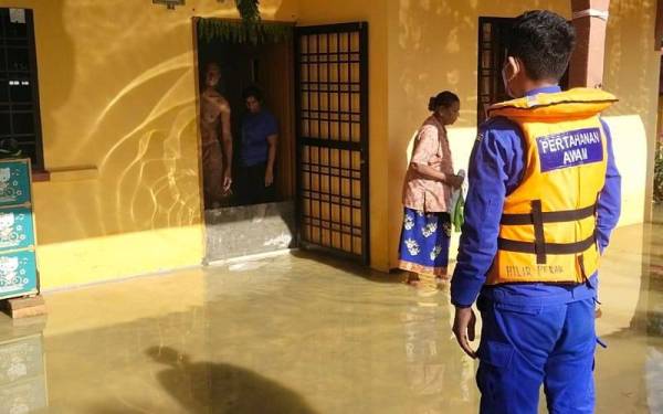 Kawasan Batu 6, Jalan Maharajalela, di sini turut dinaiki air akibat fenomena air pasang besar. - Foto APM Hilir Perak