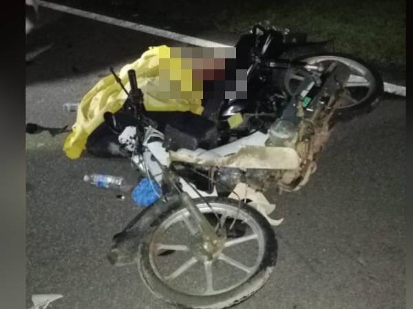 Keadaan motosikal mangsa setelah melanggar seekor kerbau di KM 22, Jalan Al-Muktafi Billah Shah (AMBS) - Pasir Raja dekat Kampung Jongok Batu, Dungun pada Rabu.