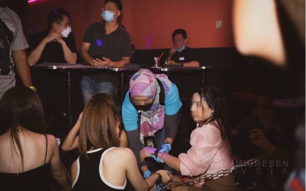 Antara warga asing yang ditahan Imigresen dalam serbuan Op Gegar di Puchong dan Kuchai Lama pada Isnin.