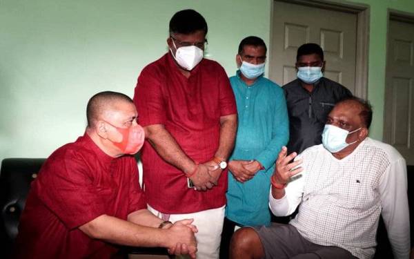 Saarani (kiri) ketika mengunjungi Kamalanathan di kediamannya di Desa Sri Wang, Lahat di sini sempena sambutan Deepavali yang disambut pada Khamis.