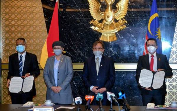 Abang Johari (dua kanan) pada majlis menandatangani kontrak antara Brooke Dockyard & Engineering Works Corporation dan Sarawak Shell Bhd di sini pada Rabu.- Foto Bernama