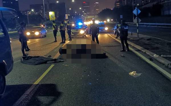 Seorang penunggang motosikal maut selepas melanggar bahagian belakang sebuah lori di Jalan Lapangan Terbang Subang menghala Subang pada malam Rabu.