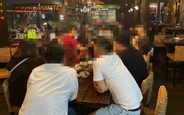 Kesemua pelanggan pusat hiburan berkenaan dikenakan kompaun bernilai RM5,000 setiap seorang.