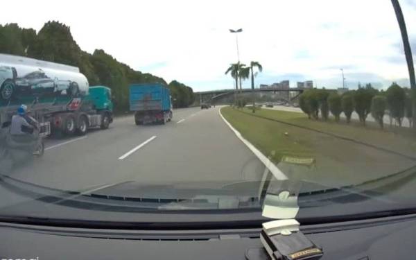 Rakaman video memaparkan kejadian di Kilometer 33.5 Jalan Puchong/Cyberajaya/Dengkil berhampiran susur menghala ke arah Kajang.