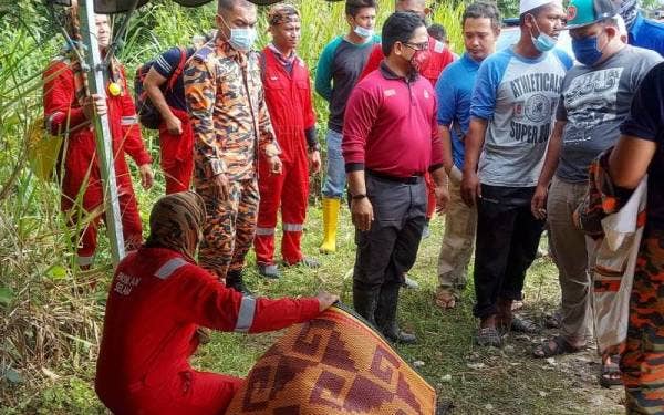 Mayat mangsa ditemui anggota PPDA JBPM Kedah kira-kira tiga meter dari lokasi mangsa terjatuh di Kampung Seluang pada Khamis. - Foto JBPM Kedah