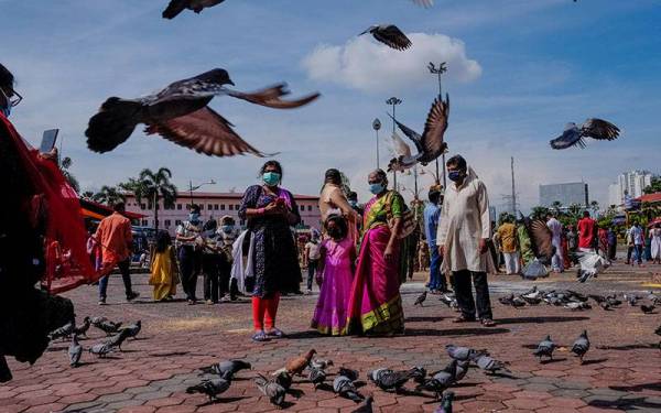Orang ramai diingatkan untuk terus patuh pada prosedur operasi standard (SOP) dalam usaha mengurangkan penularan kes jangkitan Covid-19. - Foto Bernama
