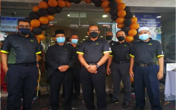 Jaafar (depan, dua dari kanan) dan Zaharuddin (depan, dua dari kiri) selepas Majlis Perasmian Ar-Rahnu ketiga dan kedai emas pertama Koputra di Seri Kembangan pada Khamis.