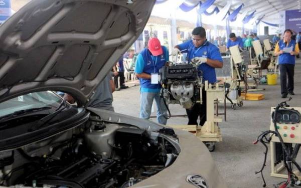 Yayasan Peneraju kekal menumpukan usaha mengukuhkan pembinaan kapasiti profesional bumiputera berkualiti dan tenaga kerja berkemahiran tinggi berdasarkan kepada permintaan industri dan pasaran. (Gambar hiasan - Foto Bernama)