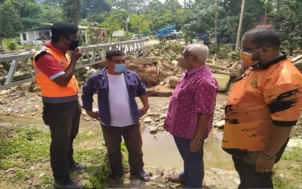 Mahfuz (dua dari kanan) memantau keadaan jambatan runtuh di Kampung Setol, Yan pada Khamis.