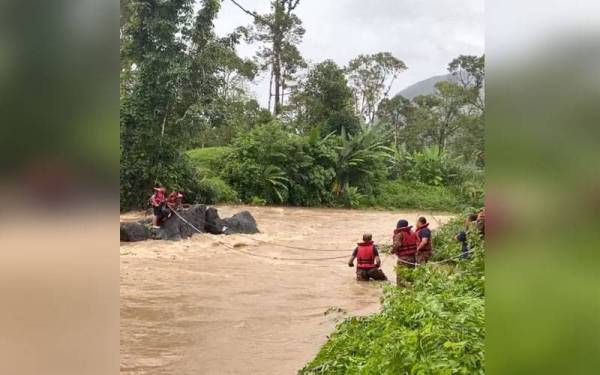 Operasi menyelamat dijalankan anggota bomba di Sungai Dipang Kampung Sahom, Kampar pada Khamis. - Foto JBPM Perak