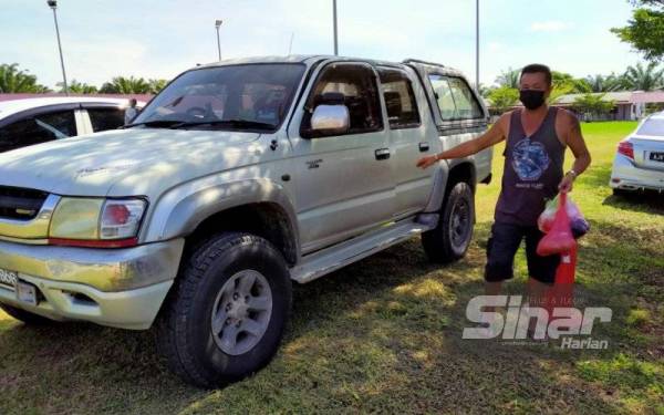 Hing antara penduduk Bagan Sungai Burung meletakkan kenderaan di dalam kawasan sekolah disebabkan fenomena air pasang besar.