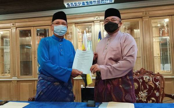 Orang Kaya Bendahara Seri Maharaja, Tan Sri Zahidi Zainuddin (kiri) bersama Setiausaha Kerajaan Negeri, Datuk Ahmad Suadi Abdul Rahim pada sidang media sempena Sambutan Ulang Tahun Keputeraan Sultan Perak.