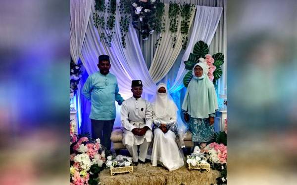 Muhammad Salman dan Sofea Mardhiyah dalam satu majlis ringkas di Dewan Sekolah Rendah Islam Al-Amin, Nilai baru-baru ini. - Foto ihsan Ikram