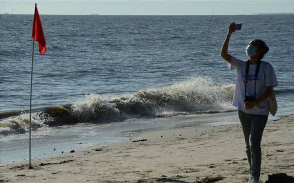 Orang ramai diingatkan agar bersiap sedia menghadapi musim tengkujuh dan sentiasa peka dengan amaran hujan, angin kencang serta laut bergelora yang dikeluarkan MetMalaysia. - Foto Bernama
