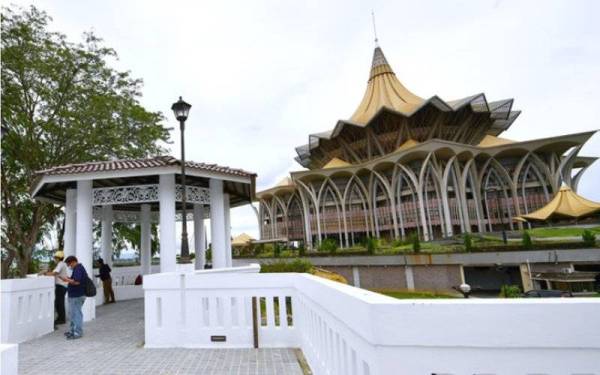 Penamatan proklamasi darurat di Sarawak memberi laluan kepada pembubaran DUN Sarawak. 
