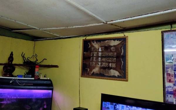 Keadaan bahagian atas rumah Salim yang menunggu masa untuk runtuh.