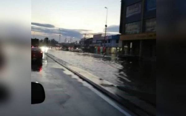 Jalan Persekutuan (FT05) Tanjong Karang dilimpahi air ekoran fenomena air pasang besar pada Jumaat.