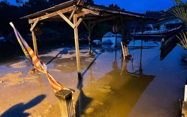 Beberapa kawasan di Klang mengalami kenaikan air ke paras 5.6 meter pada awal pagi Jumaat.