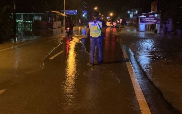 Anggota polis bersama agensi lain membuat pemantauan di lokasi risiko air pasang besar di Kota Kuala Muda Kedah.