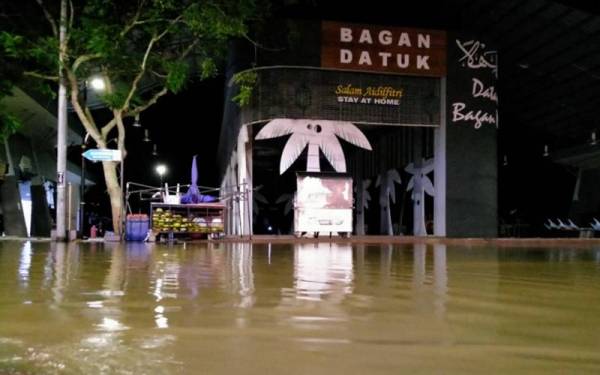 Sebahagian Pekan Bagan Datuk dan Dataran Waterfront Bagan Datuk, di sini, ditenggelami air awal pagi tadi berikutan fenomena air pasang besar.