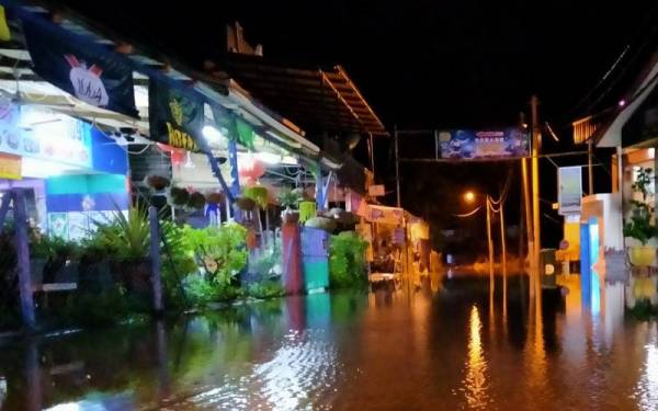 Bagan Sungai Burung, di sini yang naiki air awal pagi tadi berikutan fenomena air pasang besar.