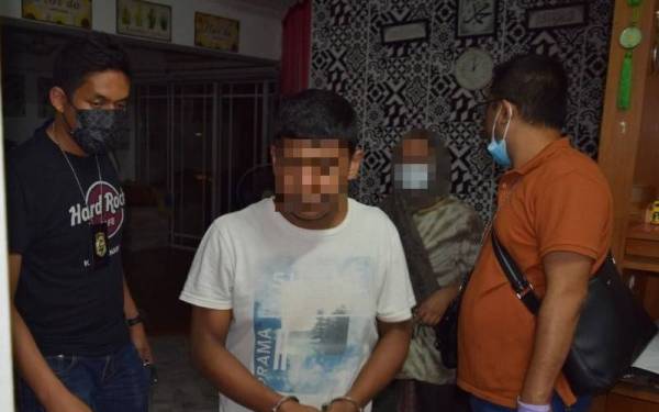 Lelaki Bangladesh (dua kiri) ditahan guna PLKS palsu.