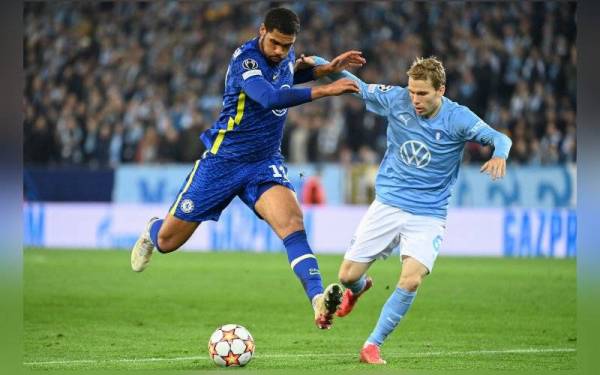 Aksi Loftus-Cheek (kiri) ketika perlawanan menentang Malmo FF dalam saingan Liga Juara-Juara mendapat pujian Tuchel. - Foto AFP