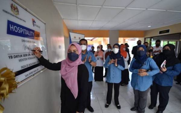 Dr Noraini Ahmad (kiri) merasmikan LTA@KKLK sempena lawatan kerja ke Langkawi pada Jumaat.