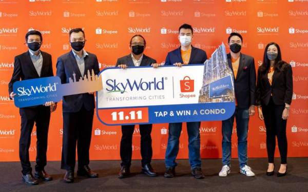 Chee Seng (tiga dari kiri) dan Kenneth Soh (tiga dari kanan) memegang replika rumah SkyMeridien Residences @ Sentul East yang akan menjadi milik pembeli bertuah di Shopee pada kempen 11.11 ini.