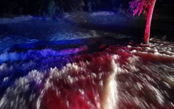 Limpahan air deras di Pantai Kelanang pada awal pagi Jumaat.