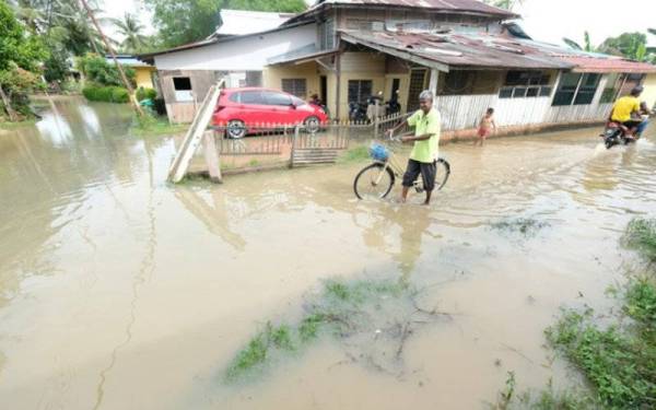 Kawasan rendah di persisir Sungai Alor Merah dinaiki air ketika tinjuan fenomena air pasang besar pada 3 November lepas. - Foto Bernama
