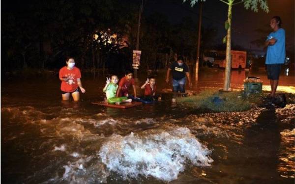 Perkampungan nelayan di Bagan Hailam di Pelabuhan Klang dinaiki air sehingga mencecah paras 5.6 meter berikutan fenomena air laut pasang besar ketika tinjauan pada Jumaat. - Foto Bernama