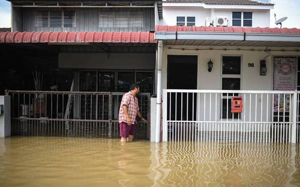 Keadaan di kawasan Taman Tanjung Bendahara yang dinaiki air yang disebabkan limpahan air dari Sungai Kedah menjejaskan beberapa buah rumah sejak empat hari lalu ketika tinjauan pada Khamis. - Foto Bernama