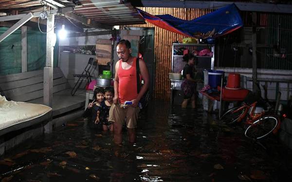 Fenomena air laut pasang besar dijangka berlaku dalam tempoh empat hari bermula semalam hingga 7 November di persisir pantai Negeri Selangor. - Foto Bernama