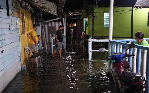 Sebahagian rumah di perkampungan nelayan di Bagan Hailam dinaiki air sehingga mencecah paras 5.6 meter berikutan fenomena air laut pasang besar ketika tinjauan pada Jumaat. - Foto Bernama