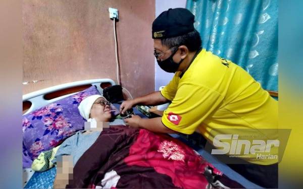 Mizman membantu isterinya minum air.