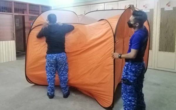 Persiapan dilakukan oleh anggota APM di PPS SK Panchor, di sini yang menempatkan seramai 70 penduduk PPRT Panchor akibat banjir kilat. - Foto APM Perak
