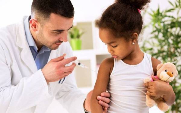 Vaksin itu didakwa membantu menghalang jangkitan dari kanak-kanak kepada golongan lain.- Foto 123rf