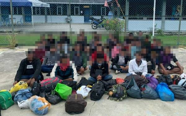 Sebahagian PATI yang ditahan pada Jumaat dibawa ke Balai Polis Jeram untuk tindakan lanjut.