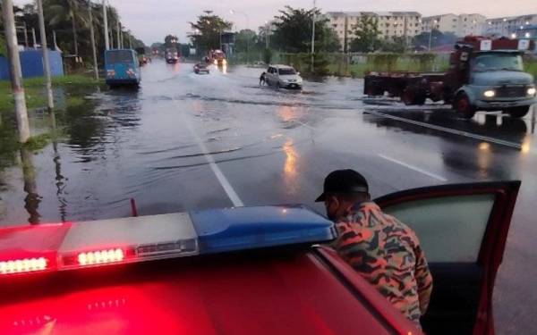 Limpahan air pasang besar yang bermula pada jam 6.30 pagi di Jalan Pandamaran Jaya, Klang pada Sabtu