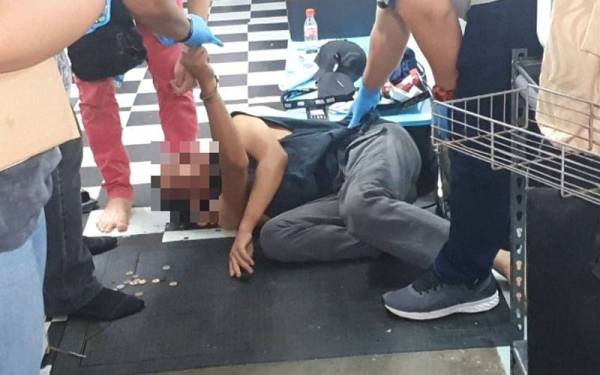 Lelaki berusia 38 tahun berkenaan meronta-ronta kerana enggan ditahan dalam serbuan Op Jihad Dadah ke atas sebuah rumah di Projek Perumahan Rakyat (PPR) Lembah Subang, Petaling Jaya, tengah malam Jumaat.